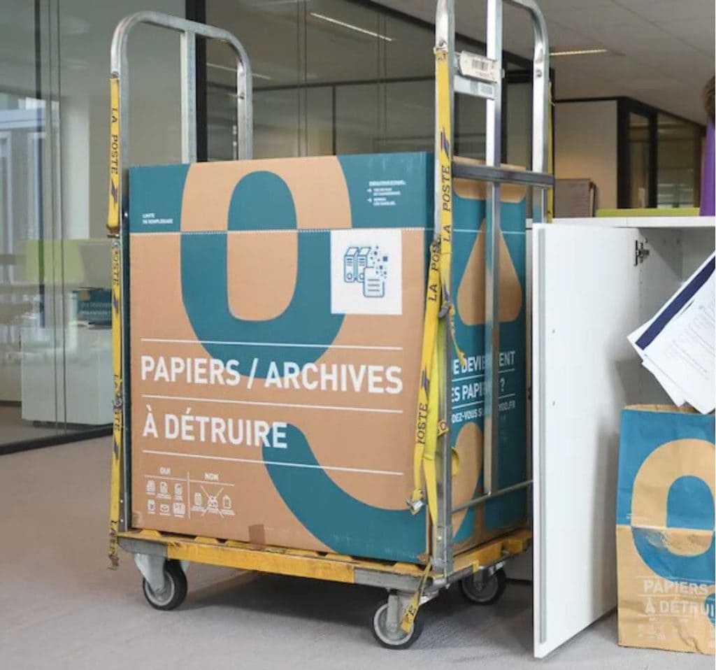 Conteneur mobile pour la collecte de papiers et archives à détruire.