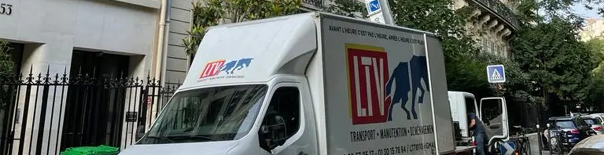Véhicule de déménagement avec logo LTV pour services de transport et stockage.